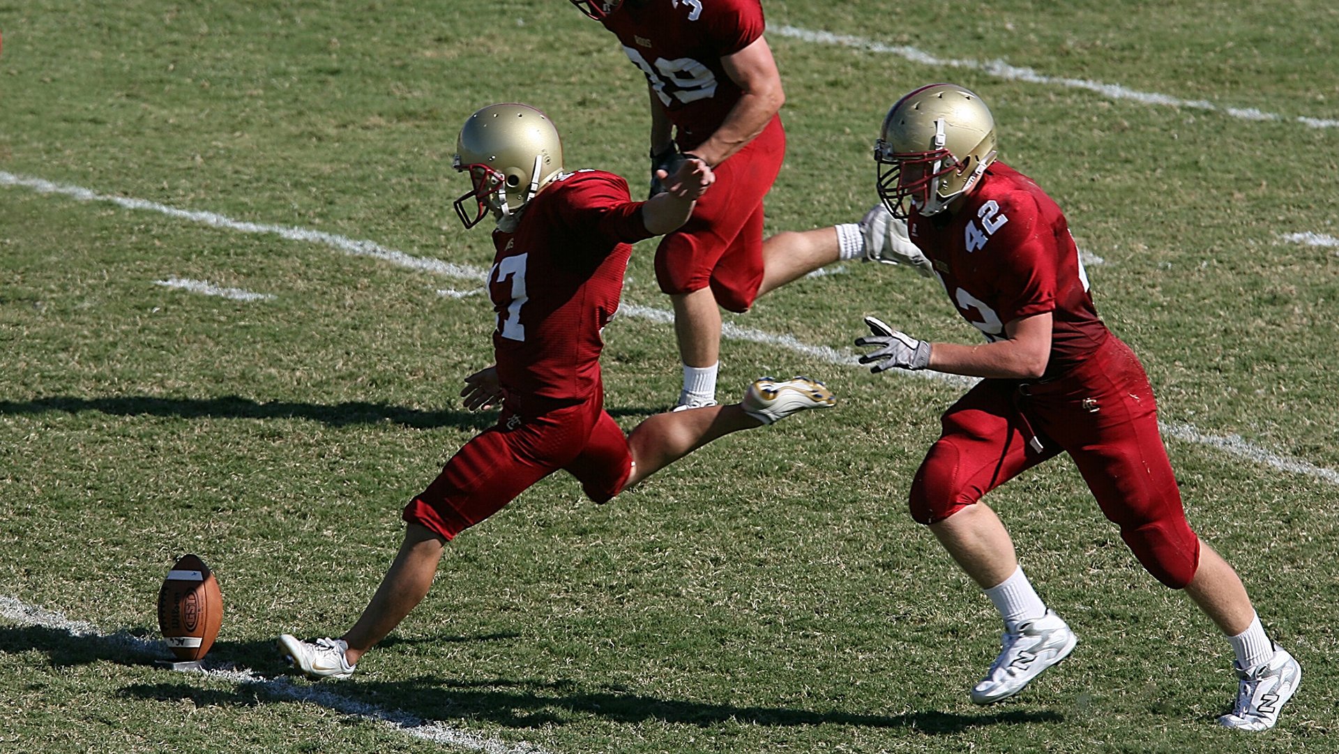 球队在极端天气下坚持高质量训练展现职业态度与抗压能力